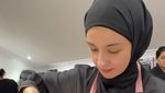 Momen Shireen Sungkar Makan di Warung Tenda hingga Masak di Rumah