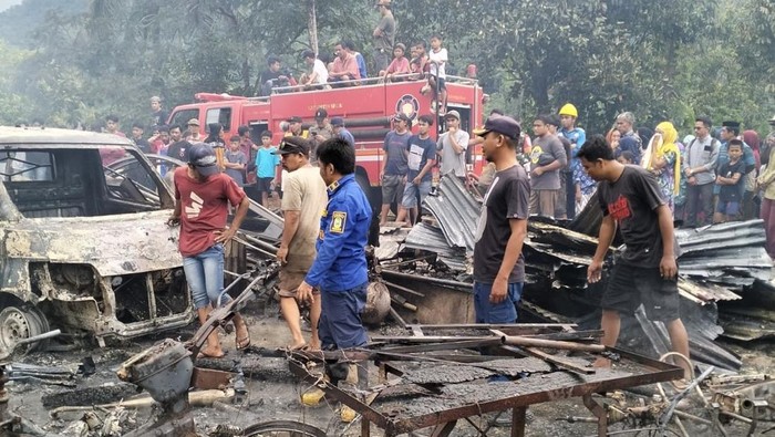 Sebanyak 2 rumah di Kabupaten Sinjai, Sulawesi Selatan (Sulsel), terbakar diduga akibat ledakan di bengkel las. Insiden itu membuat 1 mobil dan 15 motor hangus.