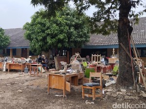 Video: Siswa-Guru SMAN 21 Bekasi Kerja Bakti Bersihkan Sekolah Akibat Banjir