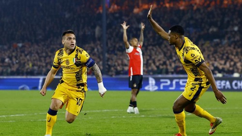 Soccer Football - Champions League - Round of 16 - First Leg - Feyenoord v Inter Milan - Feyenoord Stadium, Rotterdam, Netherlands - March 5, 2025  Inter Milans Lautaro Martinez celebrates scoring their second goal with Inter Milans Denzel Dumfries REUTERS/Piroschka Van De Wouw