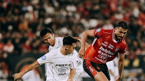 Striker Bali United, Everton Nascimento (merah), melewati hadangan pemain Persis Solo dalam putaran pertama Liga 1 2024/2025, 27 Oktober 2024 lalu di Stadion Kapten I Wayan Dipta. (Dok. Bali United)