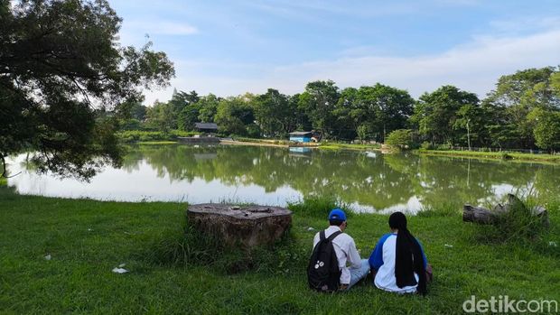 Suasana Danau Ciperna yang asri dan adem di Cirebon