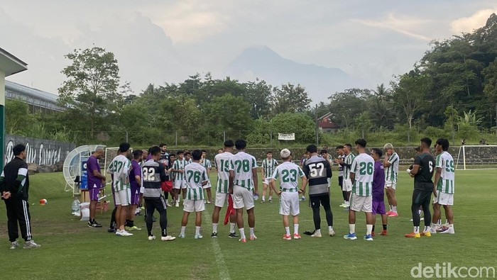 Suasana latihan PSS Sleman di Lapangan Pakembinangun, Sleman, Kamis (6/3/2025).