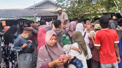 Suasana operasi pasar murah di Pasar Umum Pancor Lombok Timur,  Kamis (6/3/2025).
