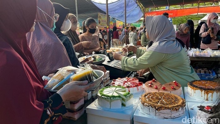 Suasana pedagang takjil di Pagutan, Kota Mataram, Kamis (6/3/2025). (Nathea Citra/detikBali)
