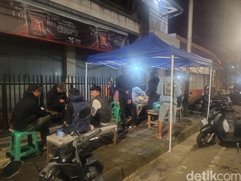 Suasana sahur di warung Nasi Timbel Gang Ita, Sumedang,