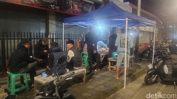 Suasana sahur di warung Nasi Timbel Gang Ita, Sumedang,
