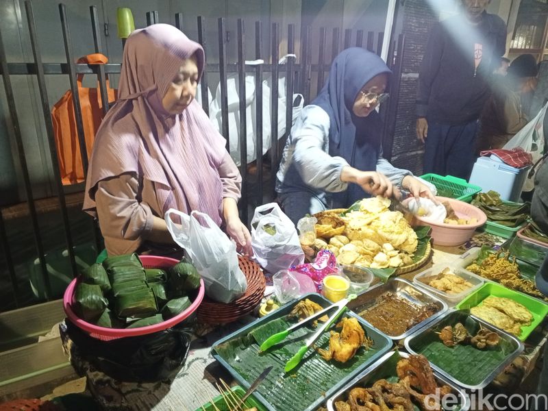 Suasana sahur di warung Nasi Timbel Gang Ita, Sumedang,