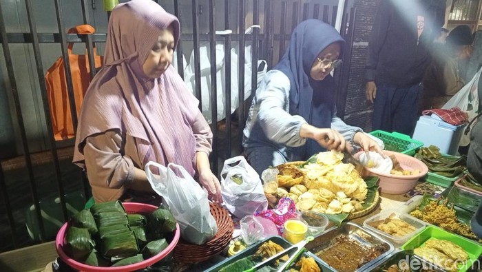 Suasana sahur di warung Nasi Timbel Gang Ita, Sumedang,