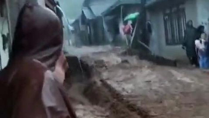 Tangkapan layar menunjukkan banjir bandang di Banjarnegara.
