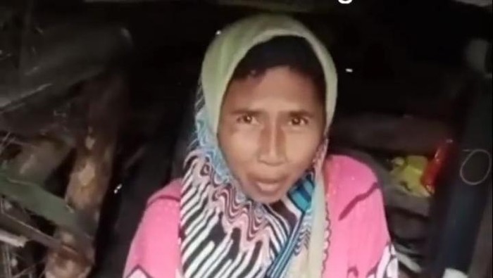 Tangkapan layar video viral wanita asal Batang, Jateng, tinggal sendirian di hutan wilayah Malaysia. Diunggah Kamis (6/3/2025).