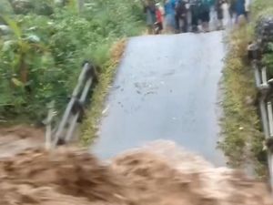 Jembatan di Kalibombong Banjarnegara Ambruk Diterjang Banjir