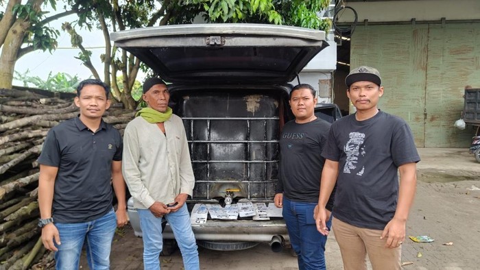 Teks foto: Pelaku MIS (kedua dari sebelah kiri) saat diamankan petugas kepolisian. (Dok. Polda Sumut)