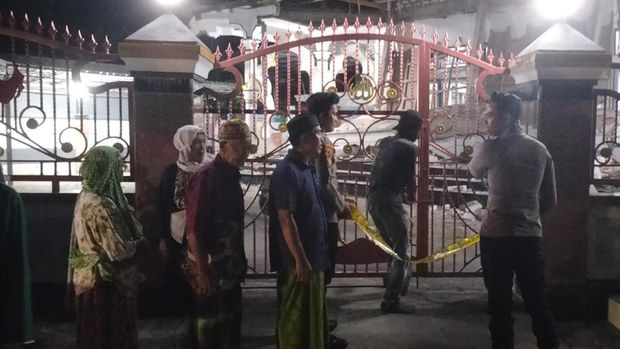 Teras masjid di Sumenep ambruk