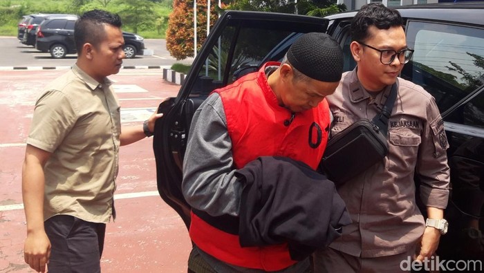Terpidana Kasus Korupsi Pengelolaan Tanah Kas Desa Teras, Boyolali, Maryoto, tiba di Rutan Boyolali untuk menjalani hukuman, Kamis (6/3/2025).