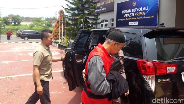 Terpidana Kasus Korupsi Pengelolaan Tanah Kas Desa Teras, Boyolali, Maryoto, tiba di Rutan Boyolali untuk menjalani hukuman, Kamis (6/3/2025).