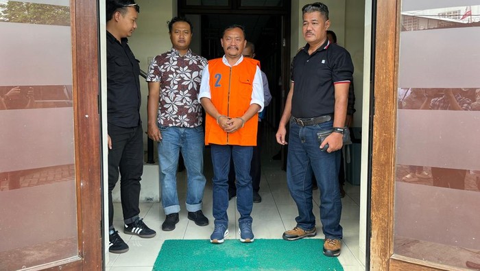 Tersangka baru kasus penyerobotan tanah kas desa (TKD) untuk penambangan uruk di Sampang, Gedangsari, Gunungkidul saat di Kejari Gunungkidul, Kamis (6/3/2025).