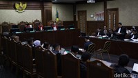 Mantan Menteri Perdagangan Thomas Trikasih Lembong alias Tom Lembong menjalani sidang perdana kasus dugaan korupsi impor gula di Pengadilan Tipikor Jakarta Pusat, Kamis (6/3/2025).  