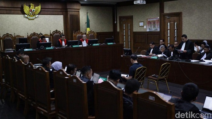 Tom Lembong Didakwa Rugikan Negara Rp 578 M Tom Lembong didakwa merugikan keuangan negara Rp 578 miliar di kasus dugaan korupsi impor gula. Dakwaan dibacakan dalam sidang di Pengadilan Tipikor Jakarta.