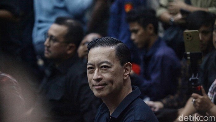 Tom Lembong didakwa merugikan keuangan negara Rp 578 miliar di kasus dugaan korupsi impor gula. Dakwaan dibacakan dalam sidang di Pengadilan Tipikor Jakarta.