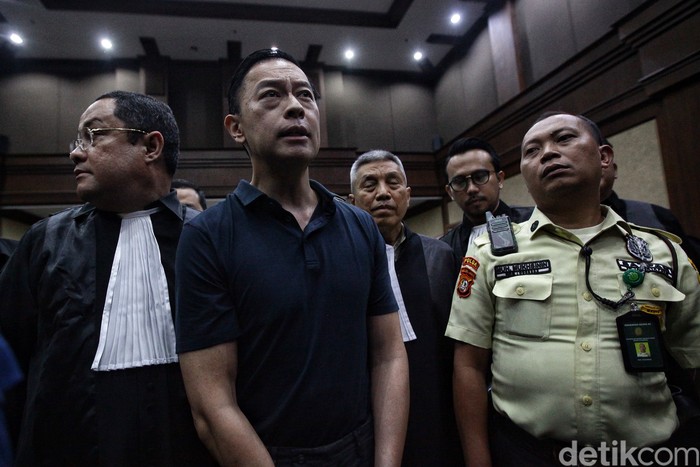 Tom Lembong didakwa merugikan keuangan negara Rp 578 miliar di kasus dugaan korupsi impor gula. Dakwaan dibacakan dalam sidang di Pengadilan Tipikor Jakarta.