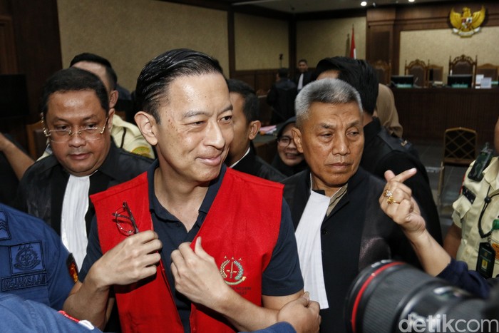 Tom Lembong didakwa merugikan keuangan negara Rp 578 miliar di kasus dugaan korupsi impor gula. Dakwaan dibacakan dalam sidang di Pengadilan Tipikor Jakarta.