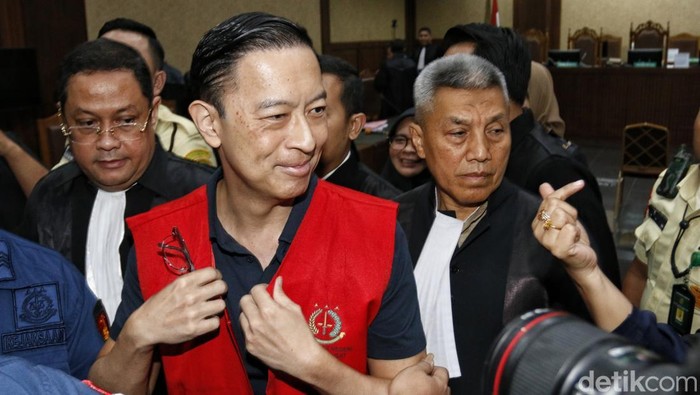 Tom Lembong didakwa merugikan keuangan negara Rp 578 miliar di kasus dugaan korupsi impor gula. Dakwaan dibacakan dalam sidang di Pengadilan Tipikor Jakarta.