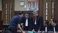 Tom langsung mengajukan nota keberatan atau eksepsi usai surat dakwaan dibacakan.  