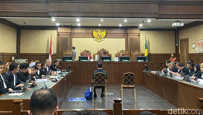 Tom Lembong jalani sidang perdana kasus impor gula (Mulia/detikcom).