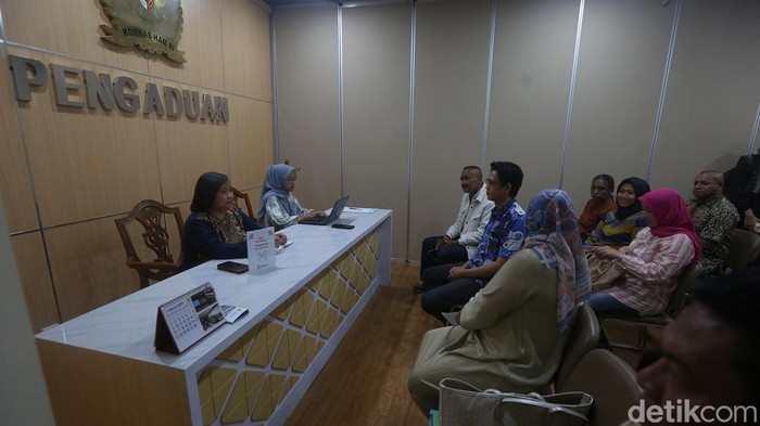 Komisioner Komnas HAM Anis Hidayah bersama Koordinator Tenaga Pendamping Profesional (TPP) Desa Hendriyatna dan Tenaga ahli Pemberdayaan Masyarakat Provinsi NTT, Kandidatus Angge memberi keterangan pers seusai menerima aduan perwakilan TPP Desa di kantor Komnas HAM, Jakarta, Kamis (6/3/2025).