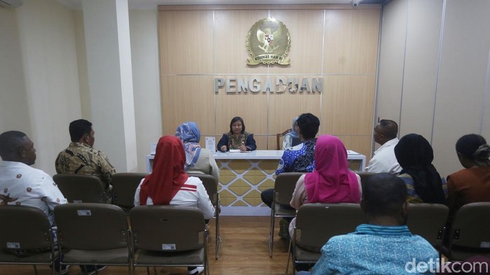 Komisioner Komnas HAM Anis Hidayah bersama Koordinator Tenaga Pendamping Profesional (TPP) Desa Hendriyatna dan Tenaga ahli Pemberdayaan Masyarakat Provinsi NTT, Kandidatus Angge memberi keterangan pers seusai menerima aduan perwakilan TPP Desa di kantor Komnas HAM, Jakarta, Kamis (6/3/2025).
