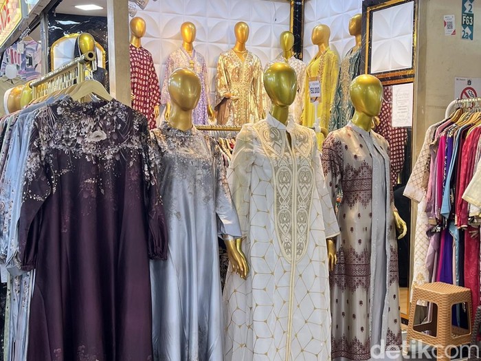 Zain Fashion Lantai Dasar Blok A2A No.1 menjual semi kebaya.