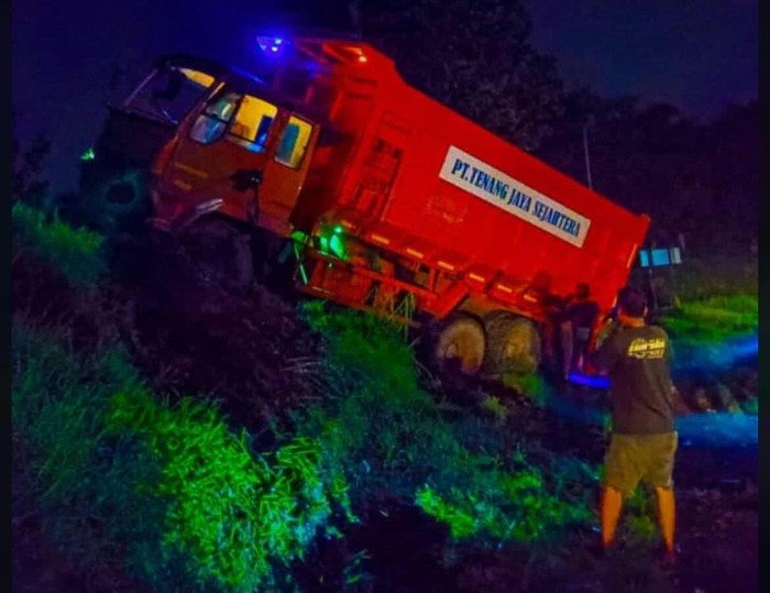 Truk yang dilempar batu di Jombang