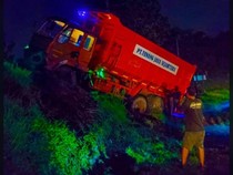 Truk Angkut Limbah Dilempar Batu Pemotor di Jombang, Sopir Luka