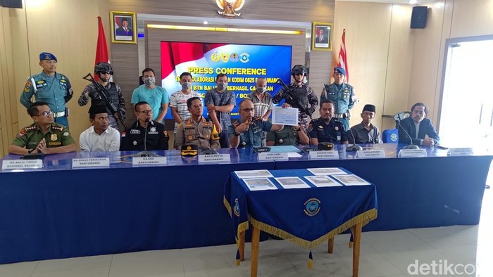 Ungkap kasus penangkapan ikan dengan bom di Pulau Tabuhan di Markas Lanal Banyuwangi.