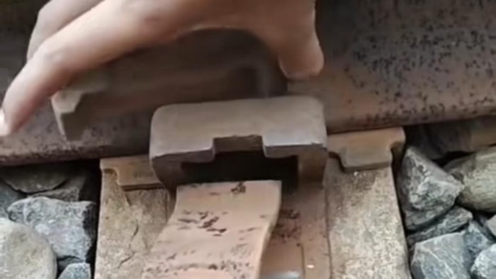 Viral video besi rel kereta api terlepas.