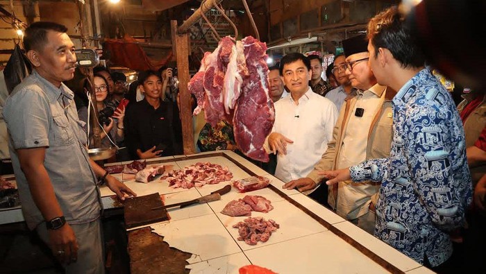 Wakil Gubernur Banten A. Dimyati Natakusumah meninjau harga bahan pokok πenting (Bapoktuing) selama bulan Ramadan. (dok.ist)