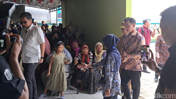 Wakil Presiden Gibran Rakabuming mengunjungi Puskesmas Tanara, Kabupaten Serang, Banten. (Arief Ikhsanudin/detikcom).