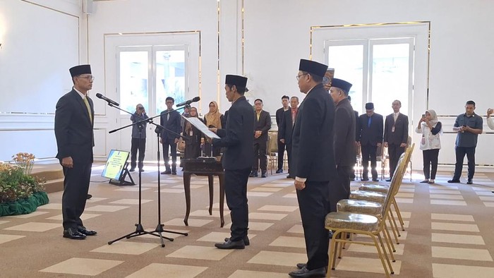 Wali Kota Mataram, Mohan Roliskana, melantik tiga pejabat struktural lingkup Pemkot Mataram di Pendopo Wali Kota Mataram, NTB, Kamis (6/3/2025). (Nathea Citra/detikBali)