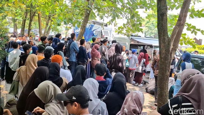 Warga antre menukar uang baru di Purwakarta.