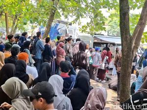 Tempat Penukaran Uang Baru di Purwakarta Diserbu Warga
