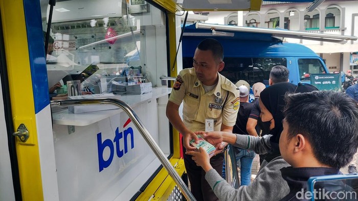 Warga antre tukar uang baru untuk Lebaran.
