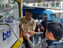 Cerita Ika yang Lagi Hamil Tua Ikut Antre Tukar Uang Baru untuk Lebaran