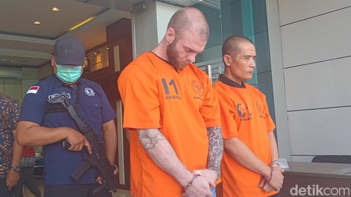 Warga Inggris bernama Thomas tertunduk lesu saat dihadirkan dalam konferensi pers pengungkapan kasus narkoba di kantor BNNP Bali, Denpasar, Kamis (6/3/2025). (Foto: Aryo Mahendro/detikBali)