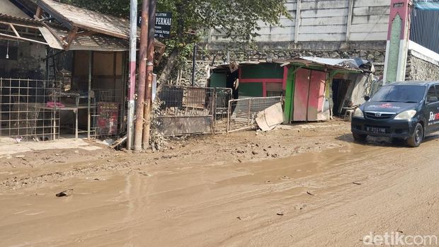 Warga mulai bersihkan lumpur sisa banjir di Pondok Gede Permai, Bekasi. (Maulana/detikcom)