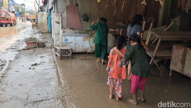 Warga mulai bersihkan lumpur sisa banjir di Pondok Gede Permai, Bekasi. (Maulana/detikcom)