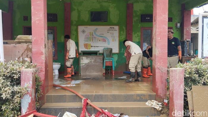 Warga mulai bersihkan lumpur sisa banjir di Pondok Gede Permai, Bekasi. (Maulana/detikcom)