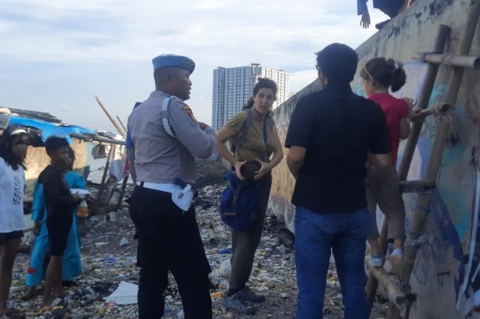 Warga Negara Prancis menjelaskan kronologi penjambretan kepada petugas saat kamera miliknya dicuri paksa di Pelabuhan Sunda Kelapa pada Rabu (5/5/2025).