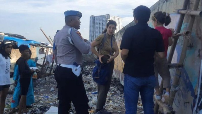 Warga Negara Prancis menjelaskan kronologi penjambretan kepada petugas saat kamera miliknya dicuri paksa di Pelabuhan Sunda Kelapa pada Rabu (5/5/2025).
