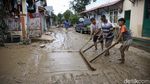 Warga Perumahan BJI Bersihkan Lumpur Sisa Banjir